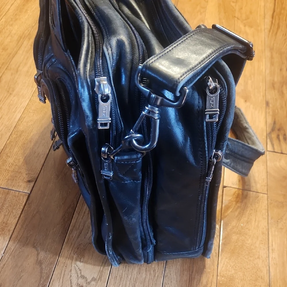 TUMI Black Leather Briefcase Laptop Messenger Bag P-001